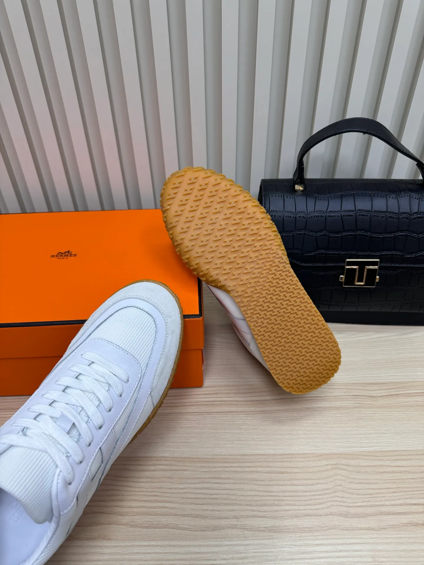 👟👟Ex-factory price 600👟👟 Hermes / Top version #couple style 24ss casual sneakers Suede goatskin sneakers decorated with contrasting patterns and iconic "H" details, beautifully packaged at the delivery counter🛍📦 Fabric: suede + down cloth Lining: mixed sheep lining Outsole: original TPU Bottom thickness: 2CM Size: 35-45